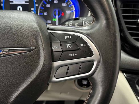 Used 2017 Chrysler Pacifica Touring-L image 18