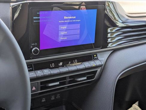 Used 2025 Toyota Camry SE image 11