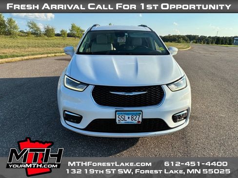 Used 2021 Chrysler Pacifica Touring-L FWD image 3