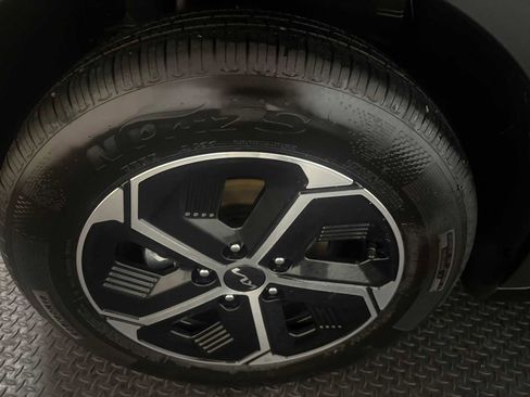 Used 2025 Kia Niro LX image 11