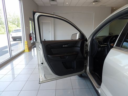 Used 2016 Chevrolet Traverse LT w/ Style and Technology Package AWD/4WD image 8
