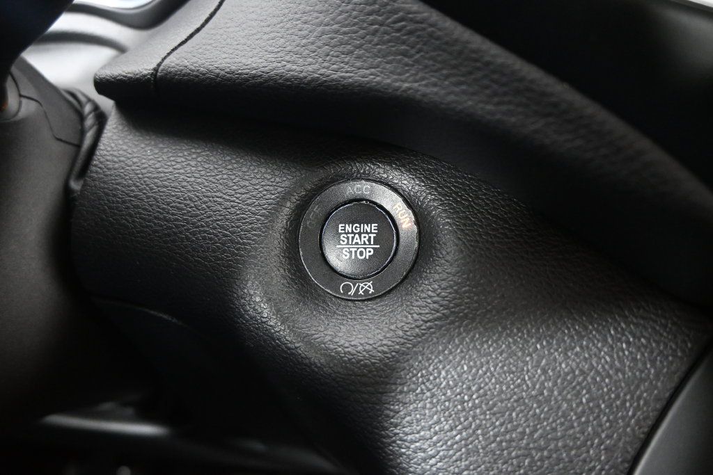 Used 2019 Jeep Cherokee Trailhawk AWD/4WD image 32