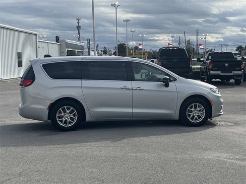 Used 2024 Chrysler Pacifica Touring-L image 6