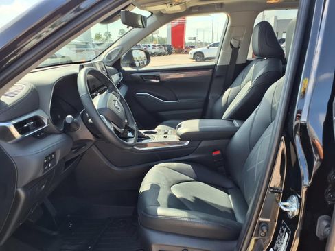 Certified 2024 Toyota Highlander Platinum FWD image 12