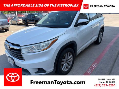 Used 2016 Toyota Highlander LE FWD image 1