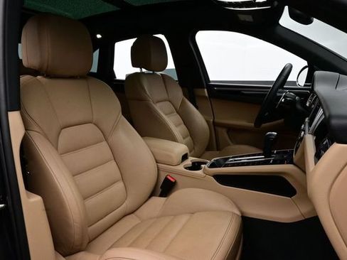 Certified 2022 Porsche Macan S AWD/4WD image 18