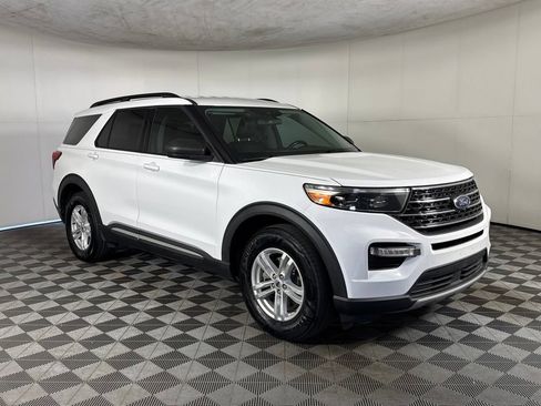 Used 2020 Ford Explorer XLT w/ Equipment Group 202A AWD/4WD image 3