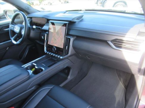 Used 2025 GMC Acadia Elevation image 10