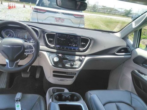 Used 2024 Chrysler Pacifica Touring-L FWD image 3