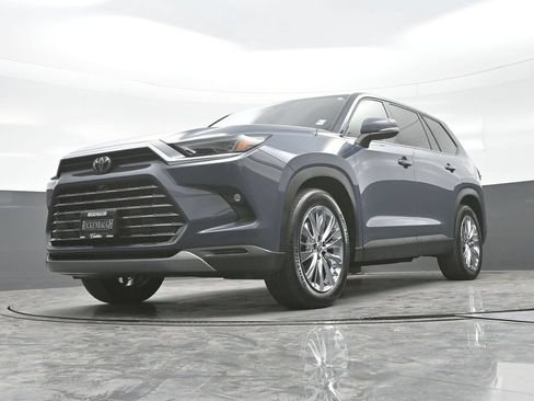 Used 2025 Toyota Grand Highlander AWD image 24