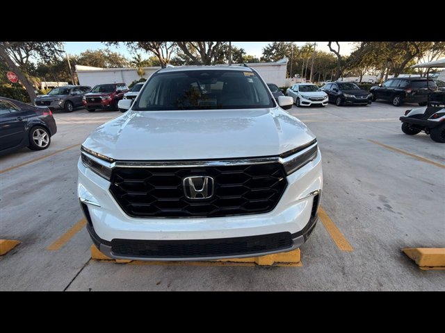 Certified 2025 Honda Pilot Touring image 3