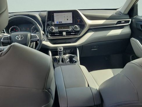 Used 2023 Toyota Highlander XLE FWD image 14