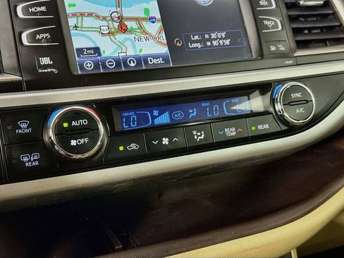 Used 2016 Toyota Highlander Limited FWD image 16