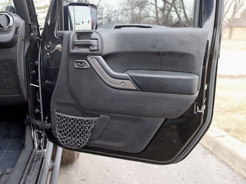 Used 2013 Jeep Wrangler Unlimited Sahara image 30