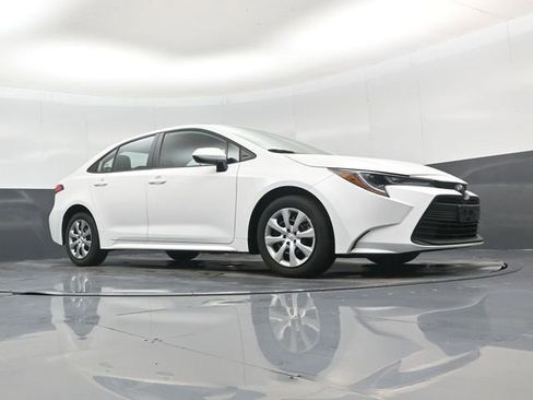 Used 2025 Toyota Corolla LE image 39