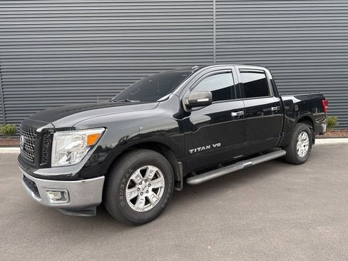 Used 2019 Nissan Titan SV image 1