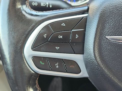 Used 2019 Chrysler Pacifica Touring-L image 17