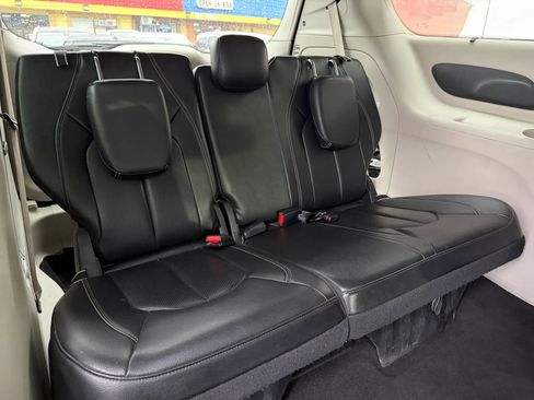 Used 2022 Chrysler Pacifica Touring-L FWD image 11