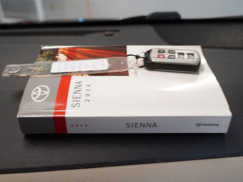 Used 2014 Toyota Sienna XLE w/ Entertainment Package image 37