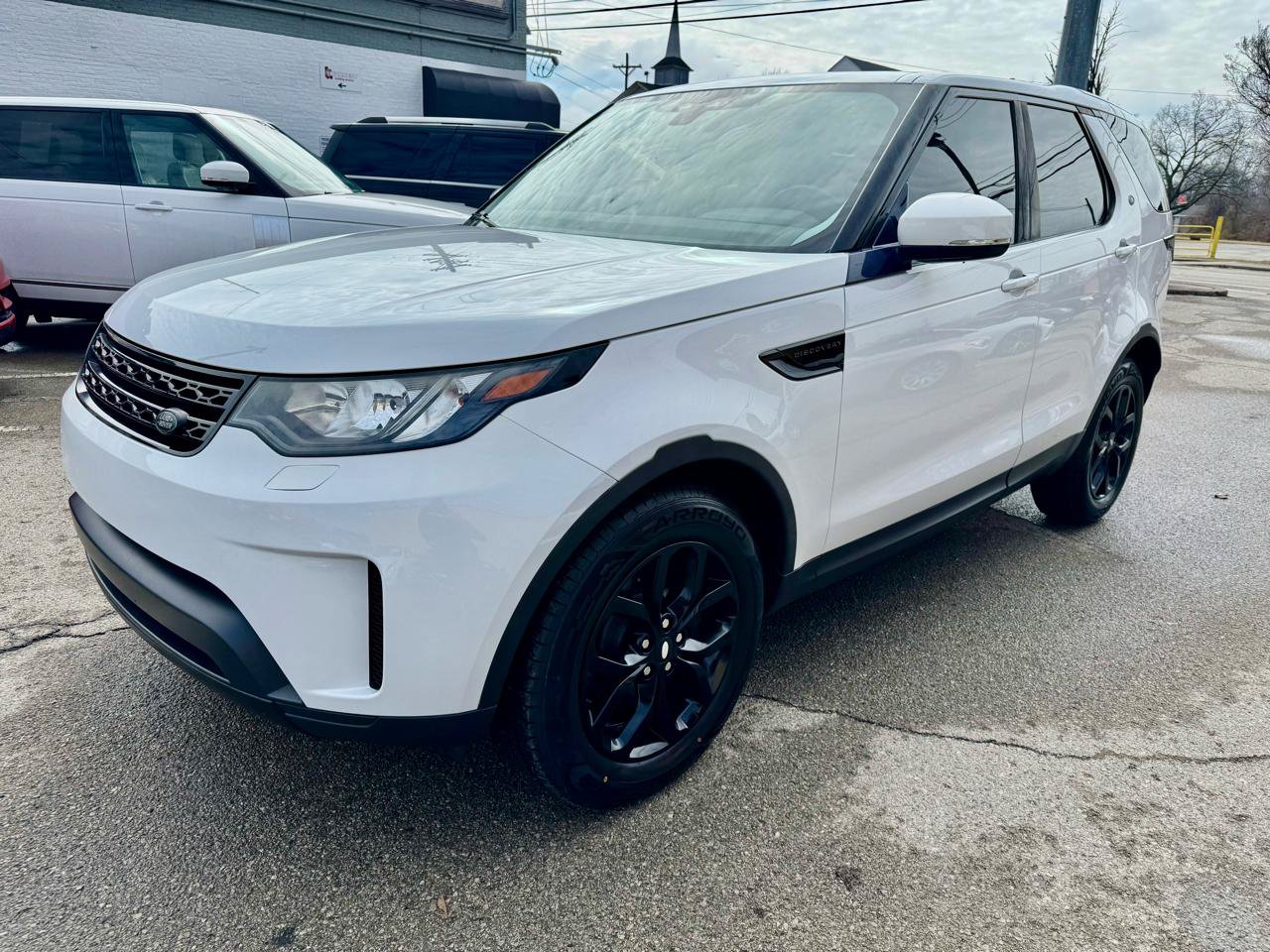 Used 2017 Land Rover Discovery SE AWD/4WD image 3