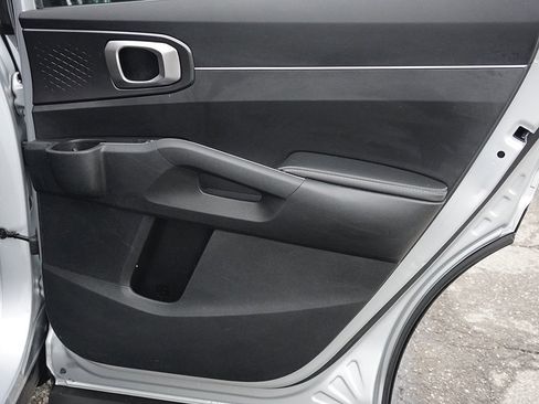 Used 2022 Kia Sorento S image 24