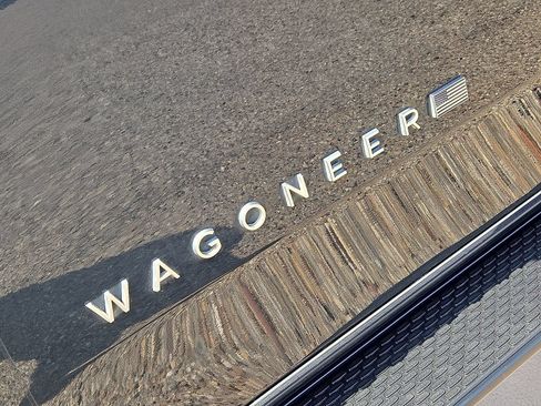 Used 2023 Jeep Wagoneer 2WD image 12