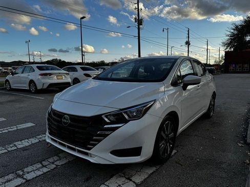 Used 2023 Nissan Versa SV image 4