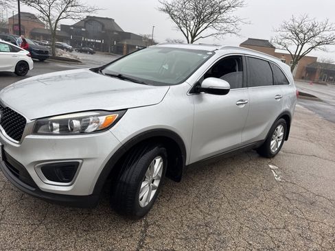 Used 2017 Kia Sorento LX w/ LX Convenience Package image 3