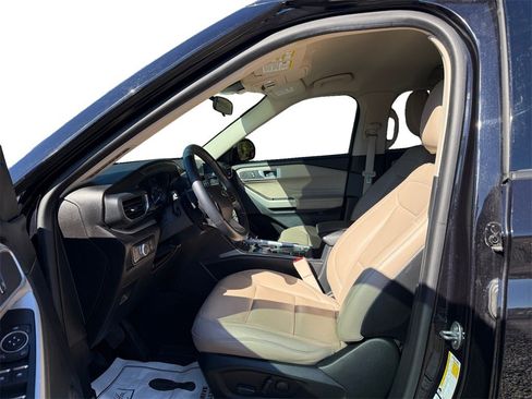 Used 2020 Ford Explorer XLT w/ Equipment Group 202A image 9