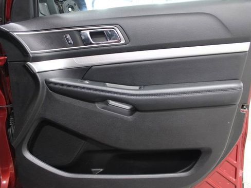 Used 2017 Ford Explorer XLT w/ Equipment Group 202A AWD/4WD image 25