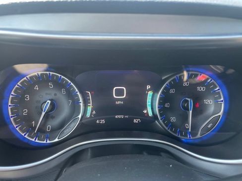 Used 2025 Chrysler Pacifica Limited FWD image 23