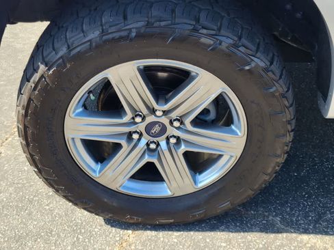 Used 2018 Ford F150 Lariat w/ Equipment Group 502A Luxury AWD/4WD image 9