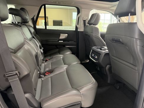 Used 2025 Ford Expedition Active AWD/4WD image 31