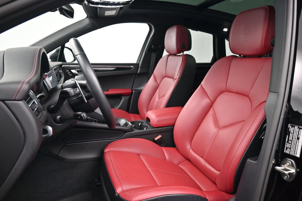 Certified 2025 Porsche Macan AWD/4WD image 5