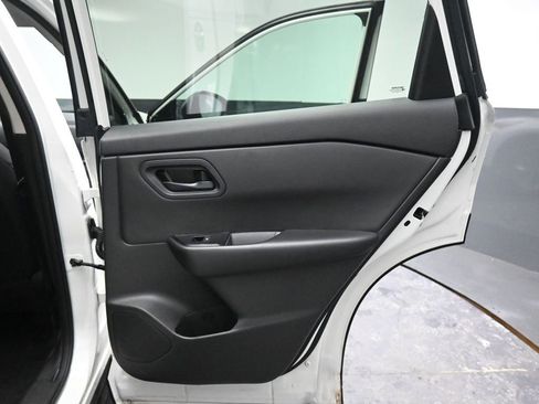 Used 2024 Nissan Rogue S image 21