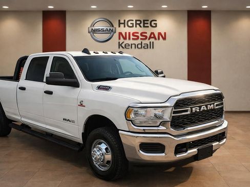 Used 2022 RAM 3500 Tradesman w/ Chrome Appearance Group AWD/4WD image 3