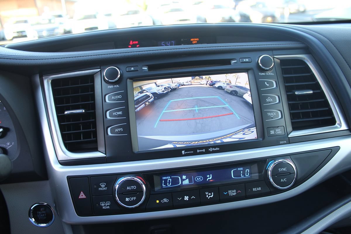 Used 2018 Toyota Highlander XLE w/ Carpet Mat Package (TMS) FWD image 31
