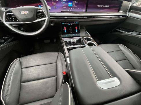 Used 2025 Cadillac Escalade Premium Luxury AWD/4WD image 20