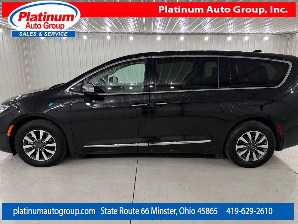 Used 2023 Chrysler Pacifica Limited FWD image 2
