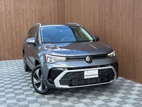 Used 2025 Volkswagen Taos SE AWD/4WD image 10