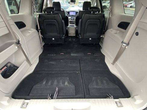 Used 2023 Chrysler Pacifica Touring-L image 26