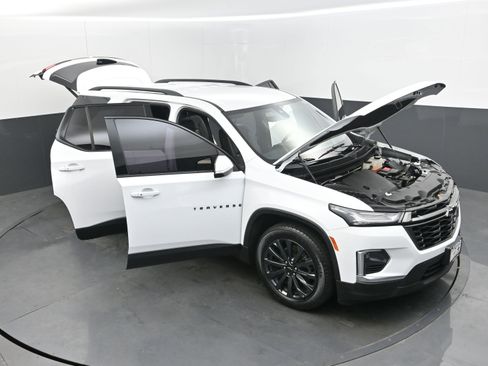 Used 2023 Chevrolet Traverse RS image 40