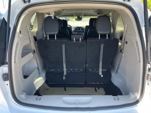 Used 2024 Chrysler Pacifica Touring-L FWD image 18