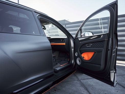 Used 2025 Bentley Bentayga image 23