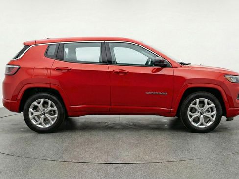 Used 2025 Jeep Compass Latitude image 11