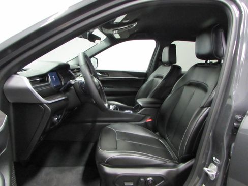 Used 2025 Jeep Grand Cherokee Limited w/ Black Appearance Package AWD/4WD image 13