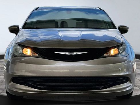 Used 2018 Chrysler Pacifica L image 2