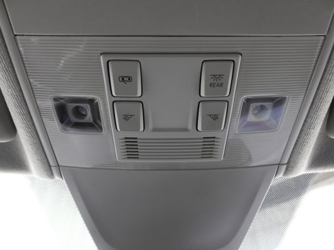 Used 2024 Volkswagen Tiguan SE image 23