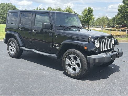 Used 2018 Jeep Wrangler Unlimited Sahara w/ Connectivity Group AWD/4WD image 2