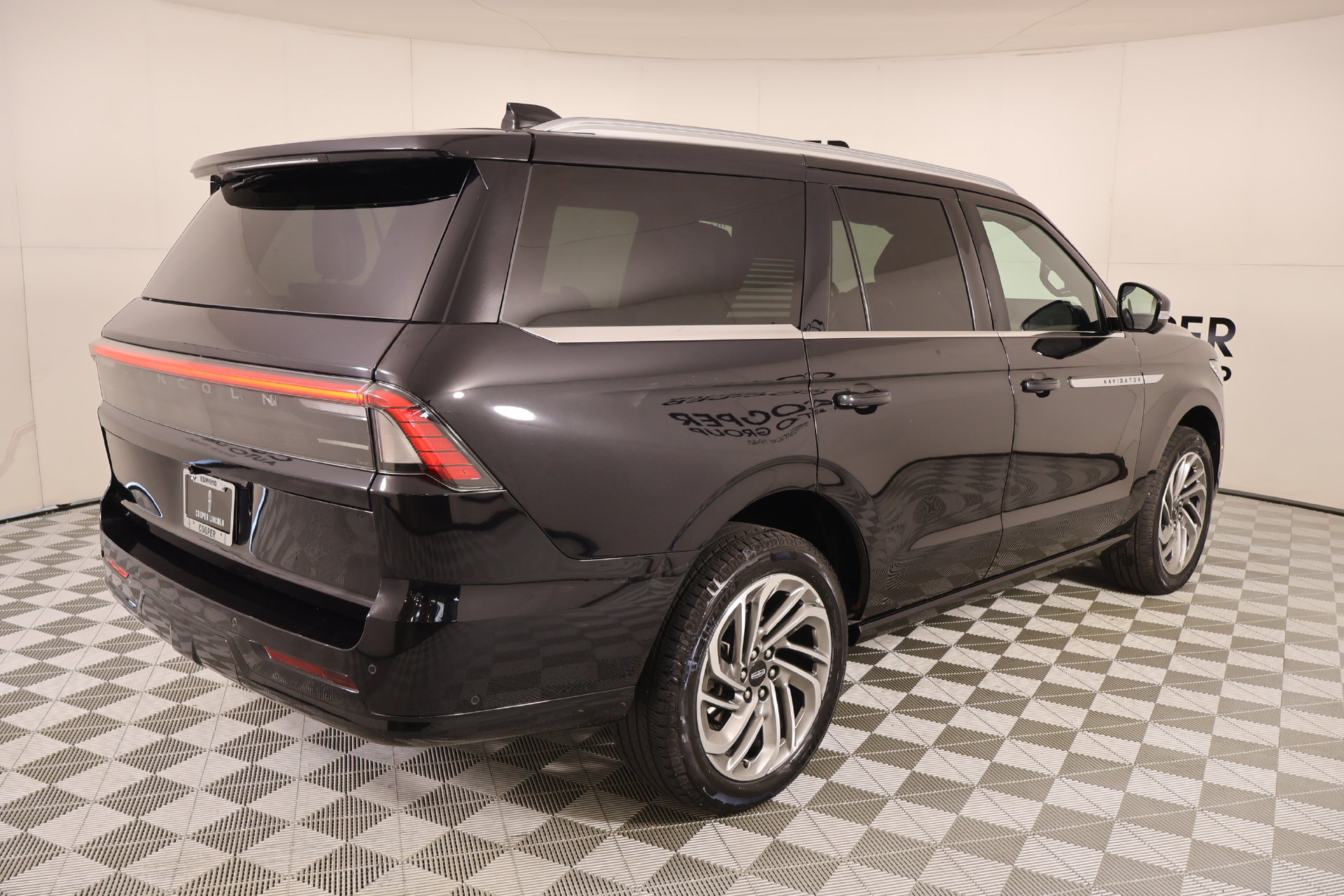 Certified 2025 Lincoln Navigator Reserve AWD/4WD image 22